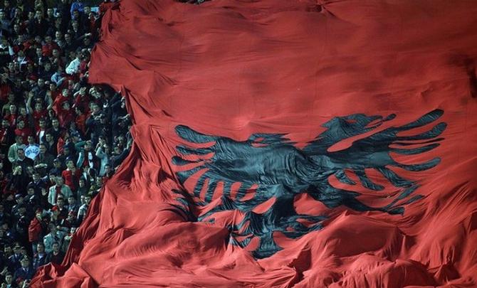 Албанские болельщики растянули на трибунах громадный флаг страны.
