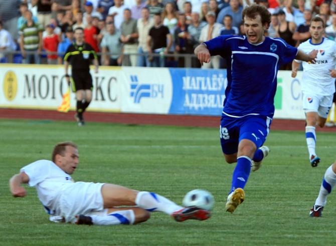 Бьет по воротам Игорь Зенькович без особых раздумий.