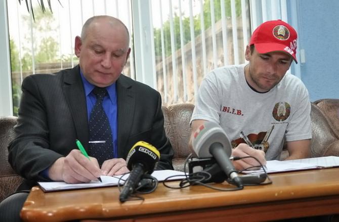 Белорусская сторона сразу дала понять Рафаэлю Пуаре, что показухи не будет. И контракт с тренером заключили просто в холле гостиницы