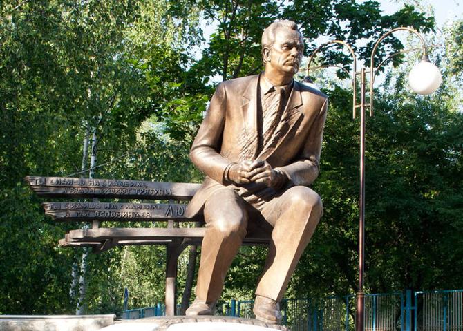 Памятник Валерию Лобановскому представляет собой высокотехнологичное сооружение