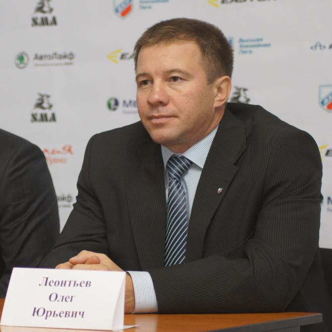 Олег Леонтьев сменил игровую форму на цивильный костюм тренера.