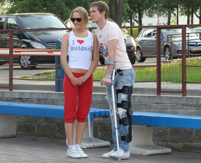 Александр Глеб -- с поклонницей, костылями и бандажом на ноге