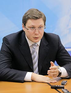 «Митрофанов рефлекторно прибил надоедливую муху, потирающую лапки на папочке с красивым названием «Трансферы»