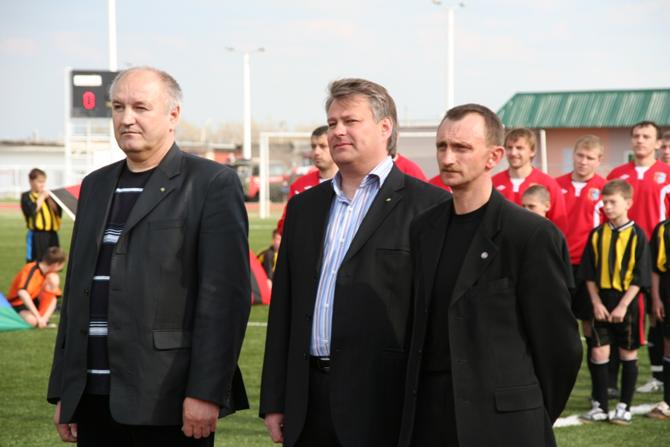 В основном, Сергей Турчин (на фото -- слева) занимается доставанием денег