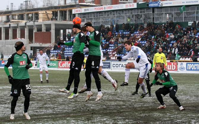 Некоторые в «-15» отважились играть без шапок.