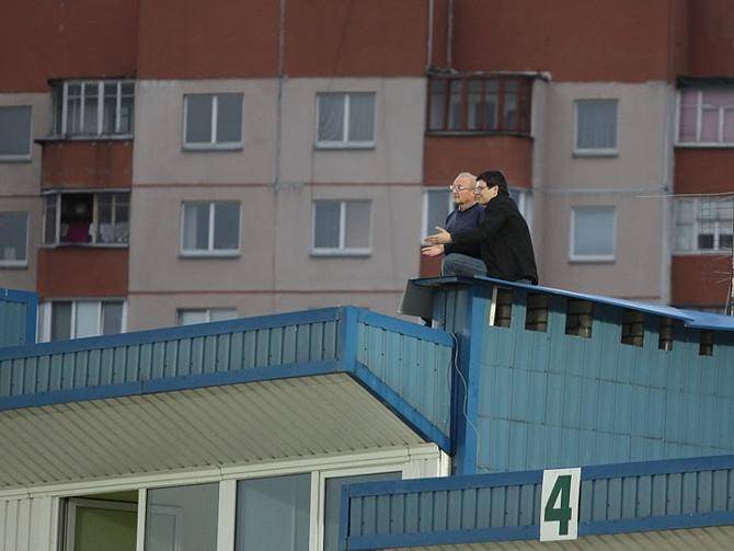 Комментатор СТВ Игорь Коленьков смотрел футбол крыши. Возможно, ему игра и понравилась