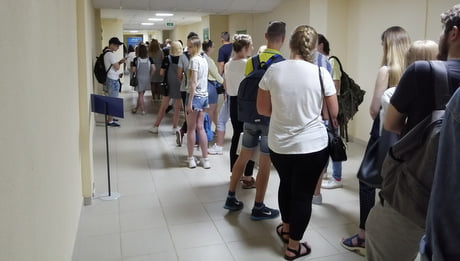 Сотни волонтеров Европейских игр в очереди за экипировкой. Бедные студенты! Сотни волонтеров Европейских игр в очереди за экипировкой. Бедные студенты!