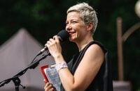 Яркую соперницу Лукашенко задерживали. Недавно мы говорили – о ледовых дворцах, цугцванге власти, зарплате врачей и спортсменов и о том, зачем ей кикбоксинг