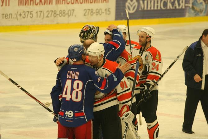 После матча игроки по-братстки обнялись
