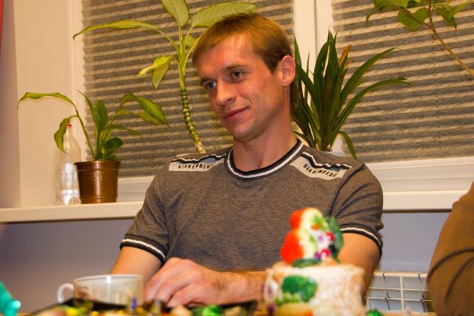 Кроме мяча Геннадий Близнюк виртуозно обращается еще и с пылесосом