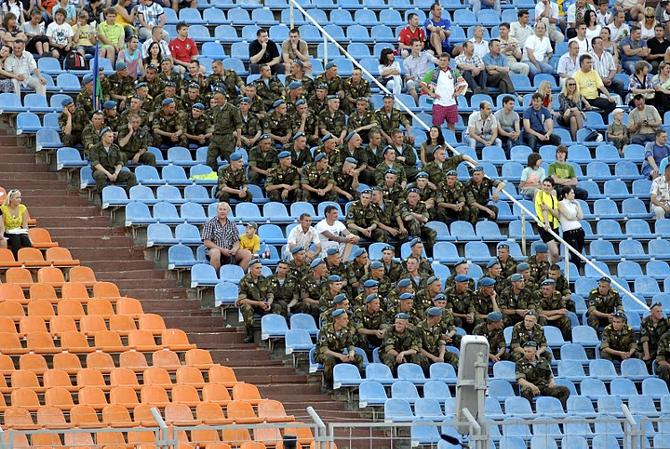 Трибуны в Беларуси не удается заполнить даже военными!