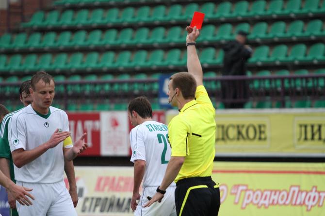 Судья отправляет Сучкова в раздевалку