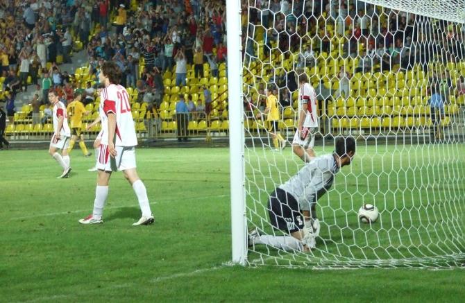 Николай Романюк, конечно, старался, но в итоге пропустил трижды