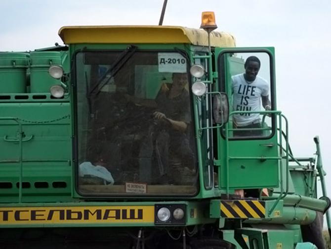В Беларуси Симон Огар даже на уборочной успел побывать