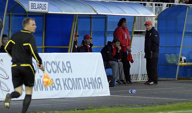 Георгий Кондратьев недобро смотрит на поле