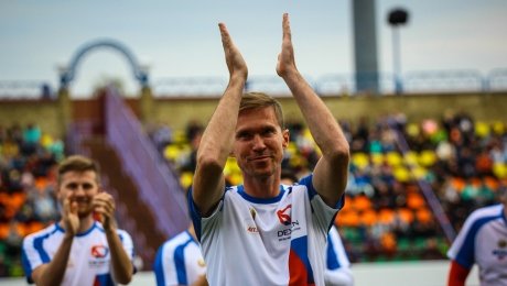Глеб почти не играет в БАТЭ, но забивает за команду артистов. Это нормально? Глеб почти не играет в БАТЭ, но забивает за команду артистов. Это нормально?