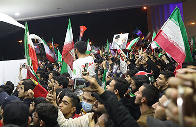 Иранцы вернулись домой после молчаливого протеста на ЧМ. Страна смотрела матч с США везде – даже в театре